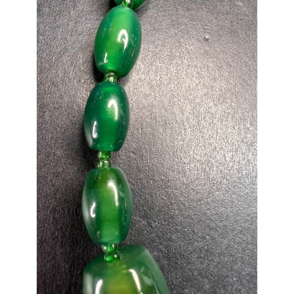 Green onyx beaded necklace with sterling silver toggle clasp - Picture 9 of 16